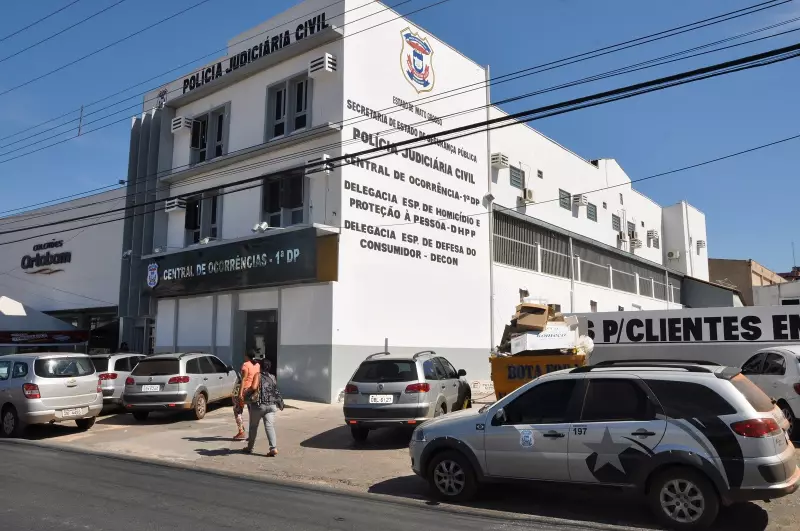 Homem de 64 anos morre após ataque com foice e pedrada em Cuiabá; suspeito é vizinho e está foragido