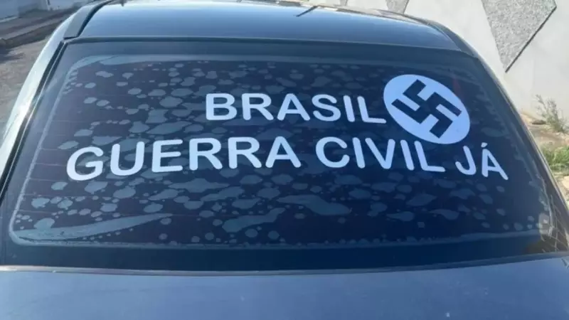 Homem de 70 anos preso por exibir suástica nazista em carro em Araranguá, SC