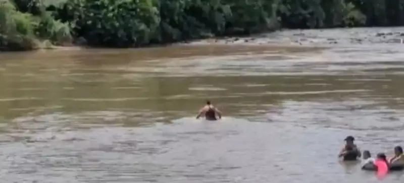 Homem desaparece ao tentar atravessar Rio Piracicaba a nado em SP; buscas continuam