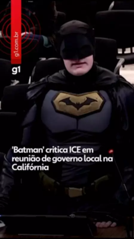 Homem Fantasiado de Batman Protesta Contra ICE em Reunião Municipal na Califórnia