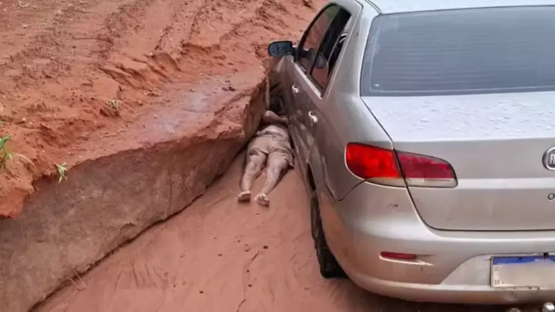 Homem morre após ficar preso sob carro atolado em estrada de João Pinheiro, MG