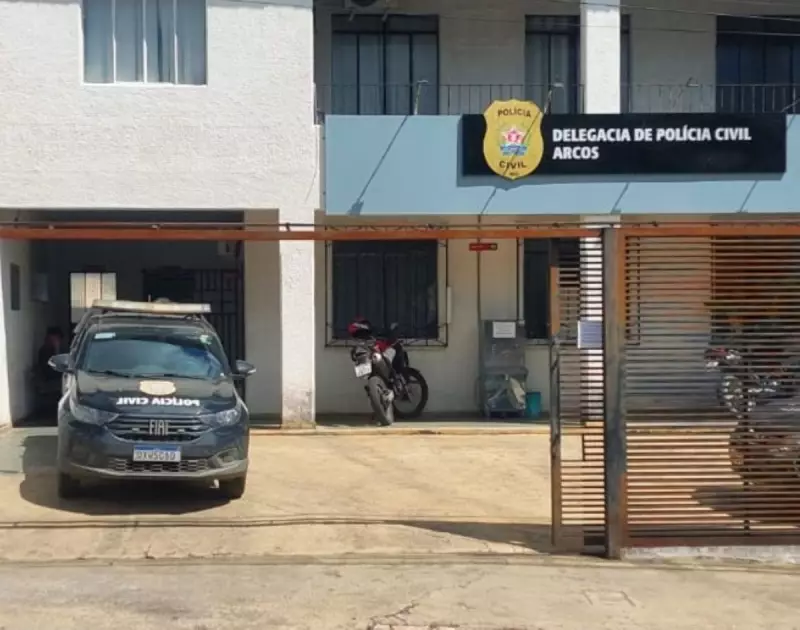 Homem morre baleado por engano dentro de carro em Arcos, MG; jovem sobrevive
