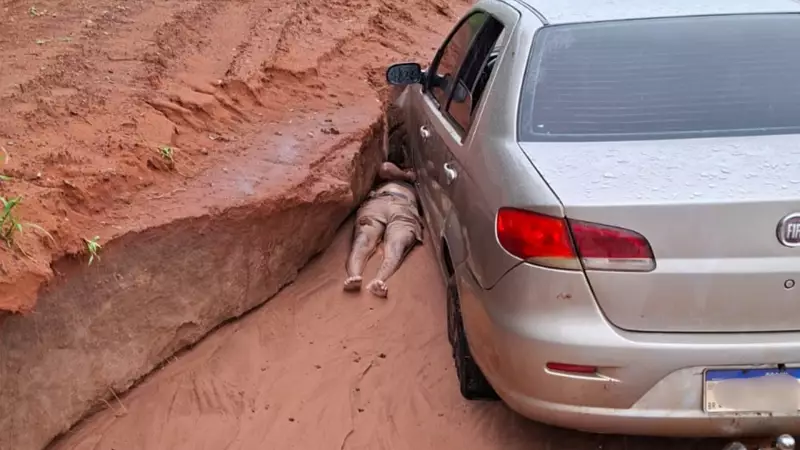 Homem passa madrugada preso sob carro atolado em João Pinheiro, MG