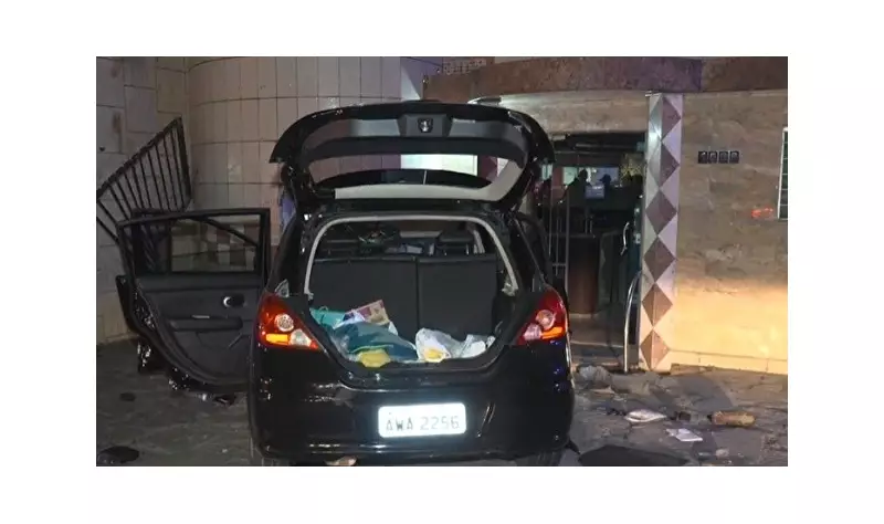 Homem rouba carro, troca tiros com PM e bate em grade em João Pessoa
