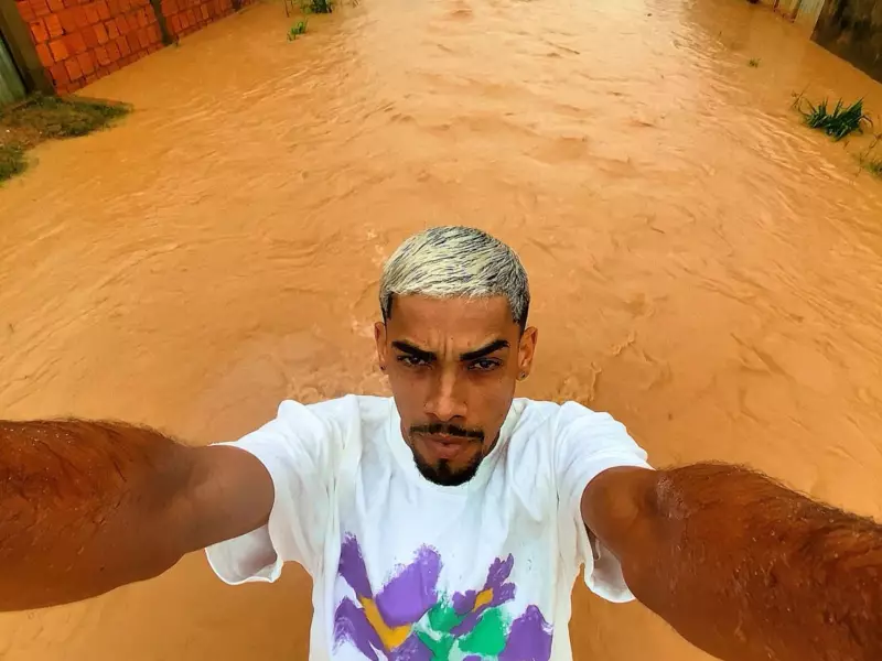 Humorista viraliza no AC ao adaptar trend musical em meio a enxurrada