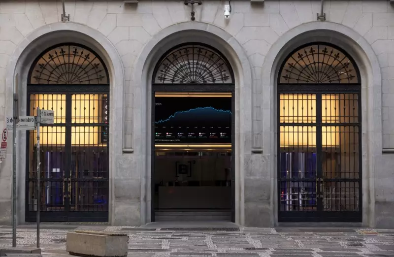 Ibovespa sobe 0,7% e dólar a R$ 5,37 em dia de pesquisa eleitoral