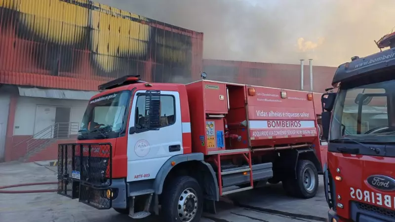 Incêndio consome frigorífico na Serra: 21 bombeiros combatem chamas por 1h30
