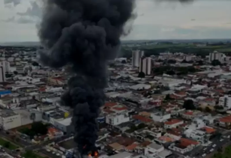 Incêndio de grandes proporções atinge loja de embalagens no centro de Araguari