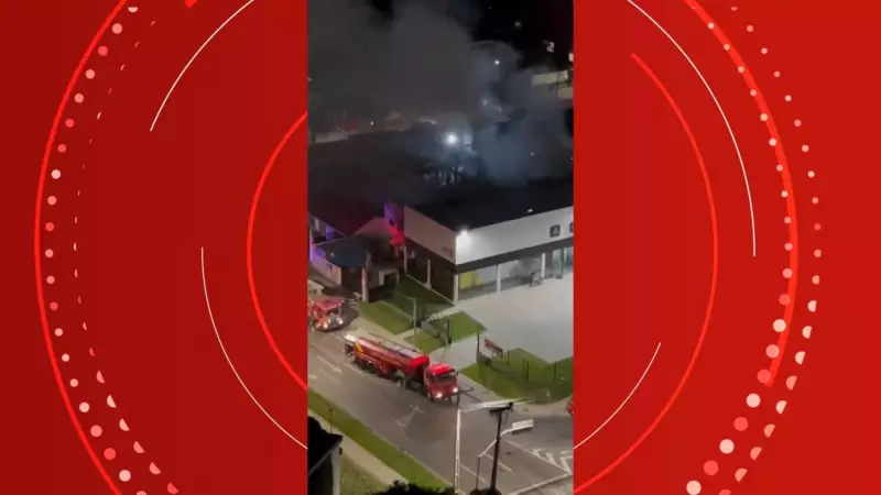 Incêndio de grandes proporções destrói oficina mecânica e 15 veículos em Curitiba
