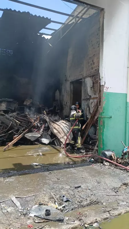 Incêndio de médias proporções atinge ferro-velho em Arapiraca, Alagoas