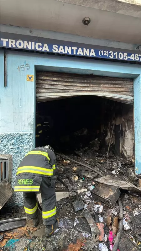 Incêndio destrói depósito de materiais eletrônicos em Aparecida