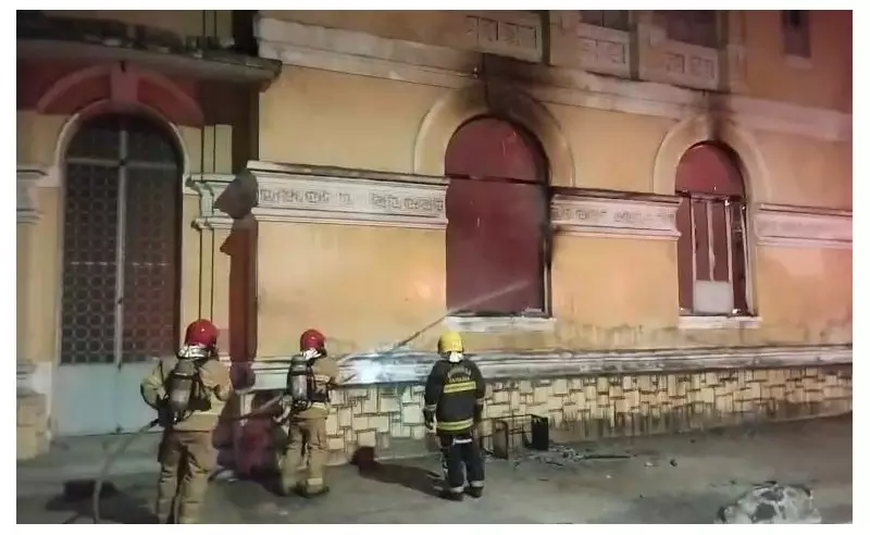 Incêndio destrói parte do histórico prédio da Academia de Comércio Epitácio Pessoa em João Pessoa