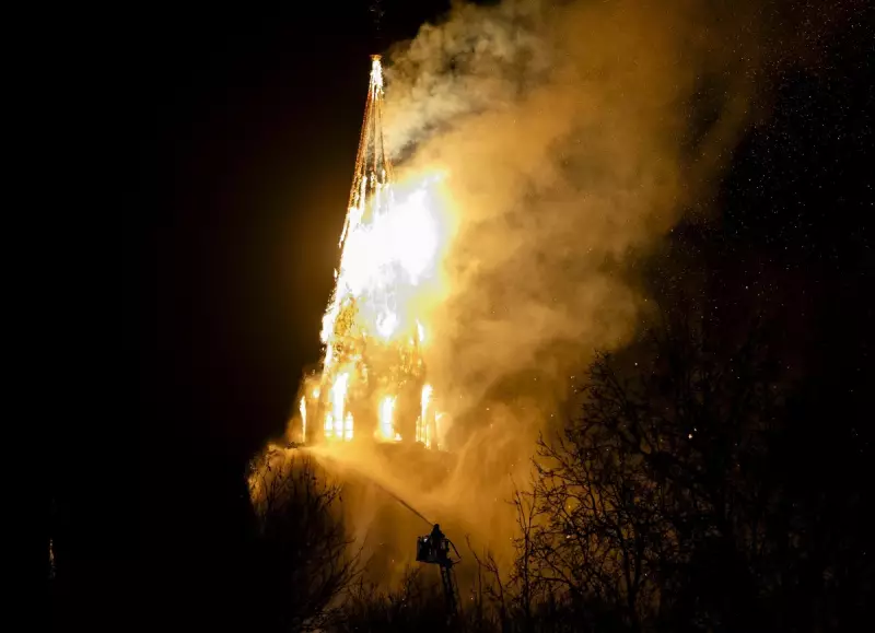 Incêndio destrói torre da histórica Vondelkerk em Amsterdã na virada do Ano Novo