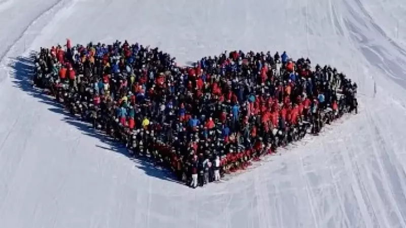 Incêndio fatal na Suíça: drone mostra coração na neve em homenagem às 40 vítimas