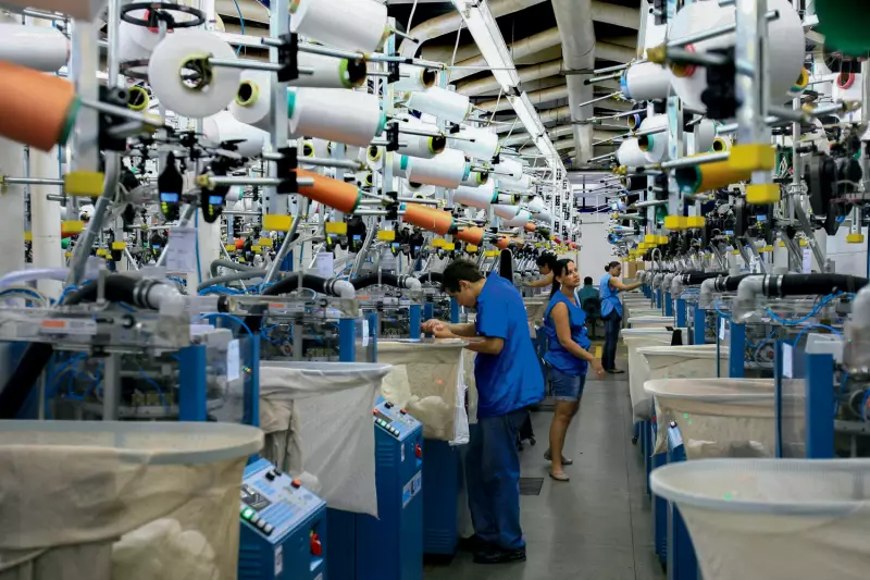 Indústria global cresce 0,7%, mas Brasil fica para trás com apenas 0,2% de avanço