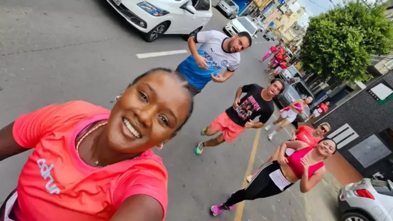 Influenciadora corre 5 km por semana para quimioterapia e alerta sobre câncer