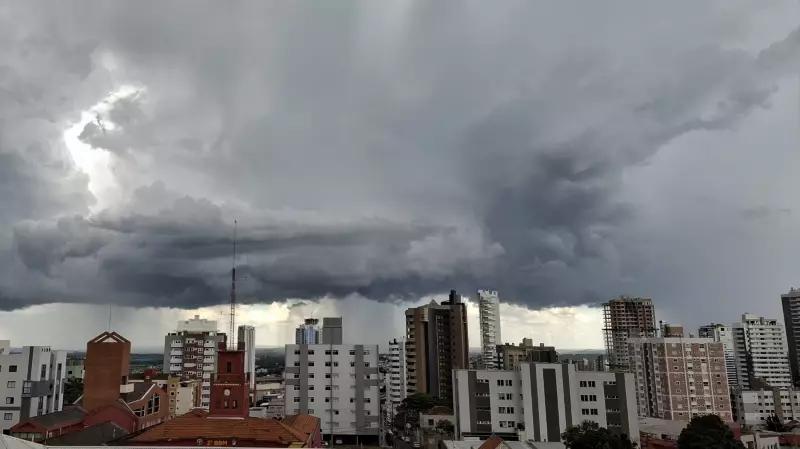 Inmet emite alerta de perigo potencial para chuvas intensas em 81 cidades do Paraná