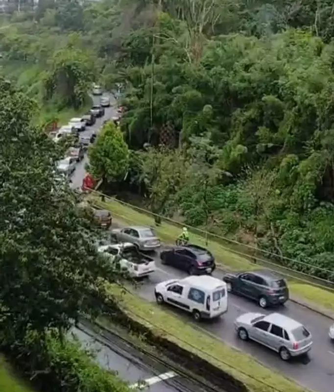 Interdição sem aviso causa caos no trânsito de Petrópolis e atrasa ônibus