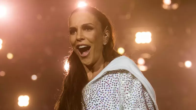 Ivete Sangalo é denunciada ao MP-BA por dançar música de teor sexual com criança no palco