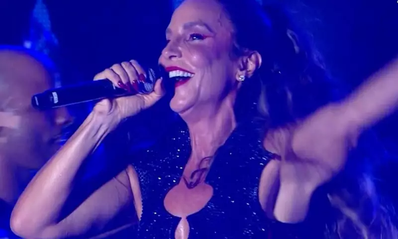 Ivete Sangalo brinca com ministra Margareth Menezes em show do Festival de Verão