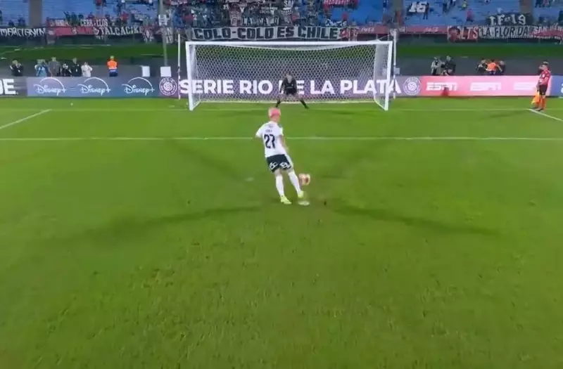 Jogador do Colo-Colo erra pênalti de cavadinha e sofre lesão no joelho em amistoso