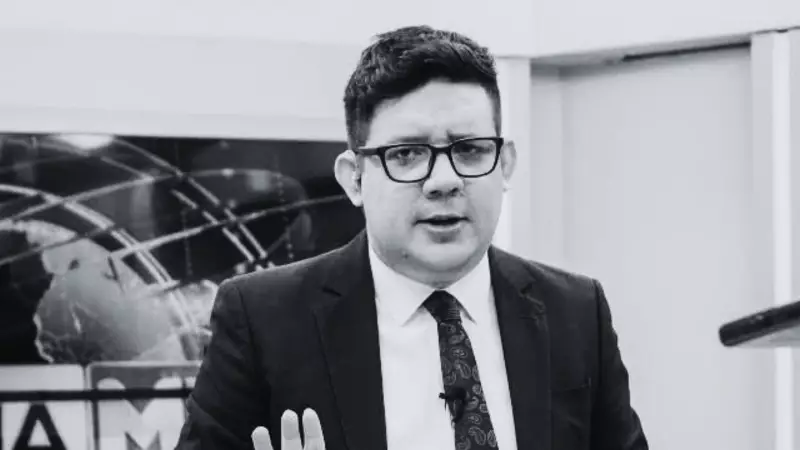 Jornalista Erlan Bastos morre aos 32 anos vítima de tuberculose rara