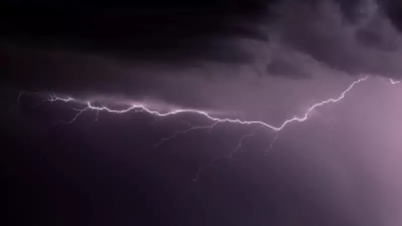 Jovem de 26 anos morre atingido por raio em praia de Tramandaí, no RS