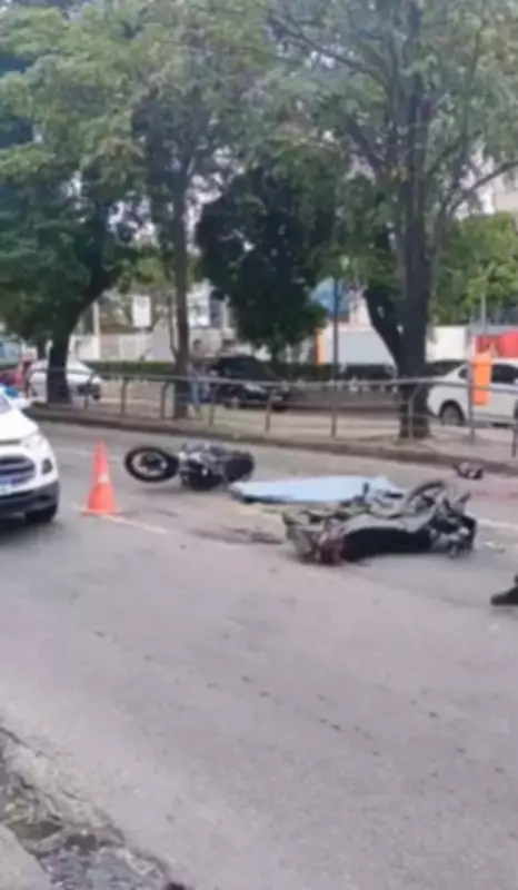 Jovem morre atropelado por ônibus em acidente com motos em Niterói