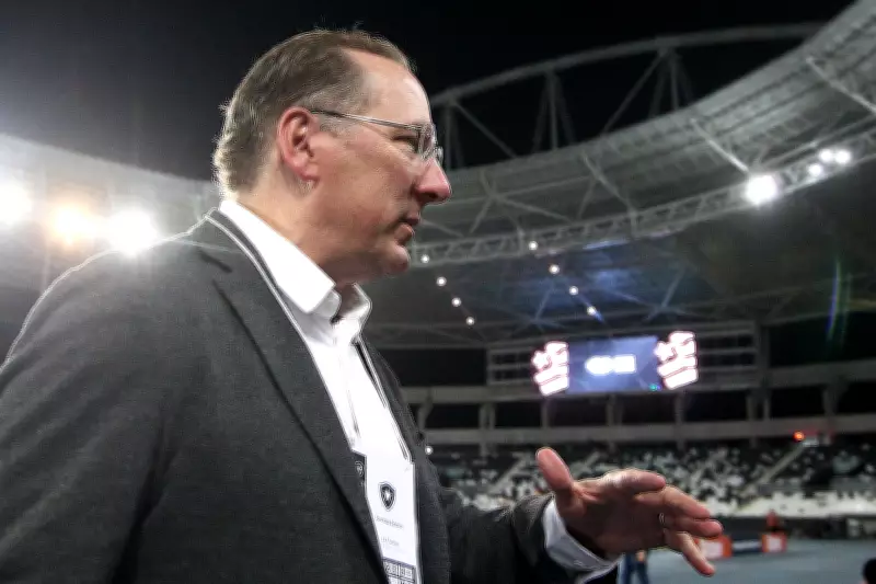 Justiça do Rio proíbe John Textor de vender jogadores do Botafogo por descumprimento