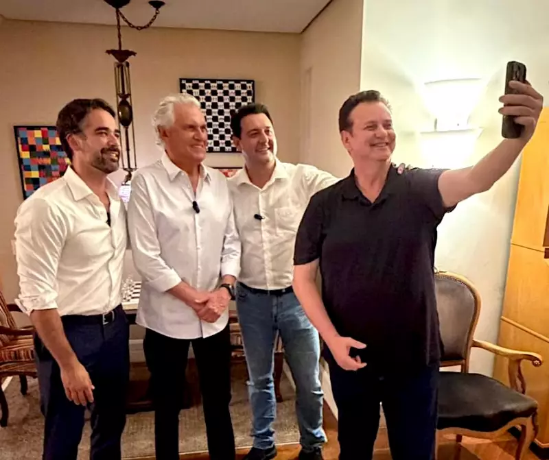 Kassab une governadores de direita no PSD, isolando Flávio Bolsonaro na corrida presidencial