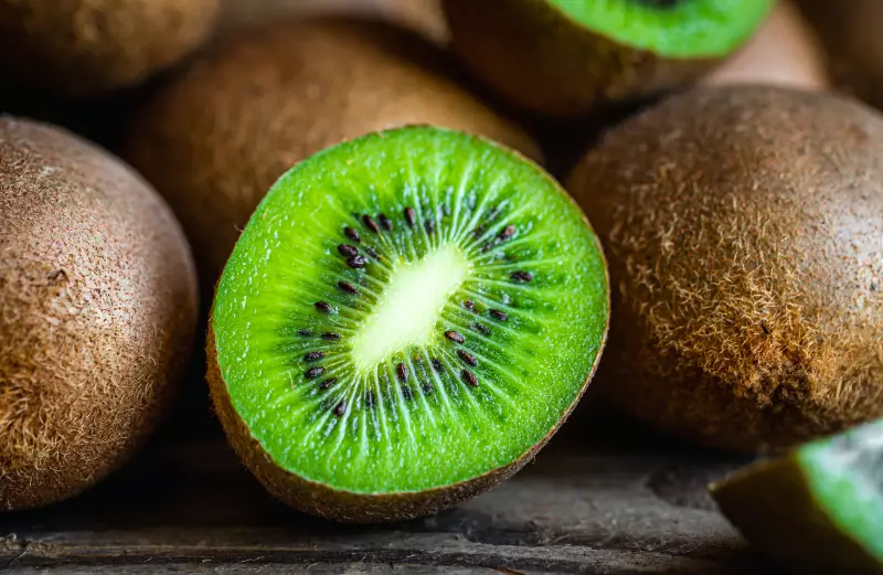 Kiwi aumenta vitamina C na pele em 50% e renova células, diz estudo