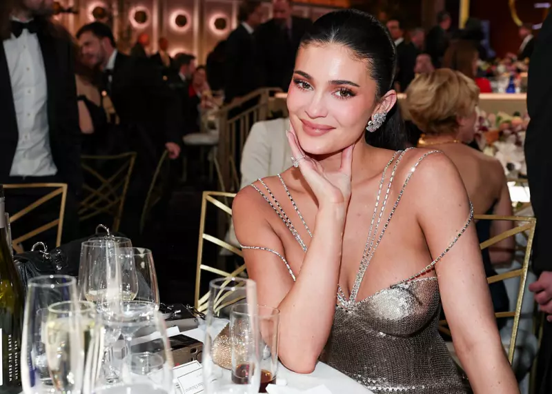 Kylie Jenner rouba cena no Globo de Ouro 2026 sem pisar no tapete vermelho
