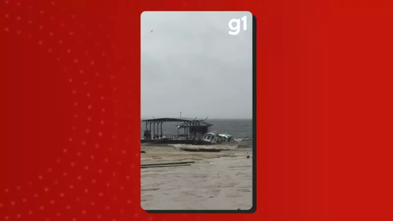 Lancha escolar naufraga após forte temporal em Alvarães, no Amazonas