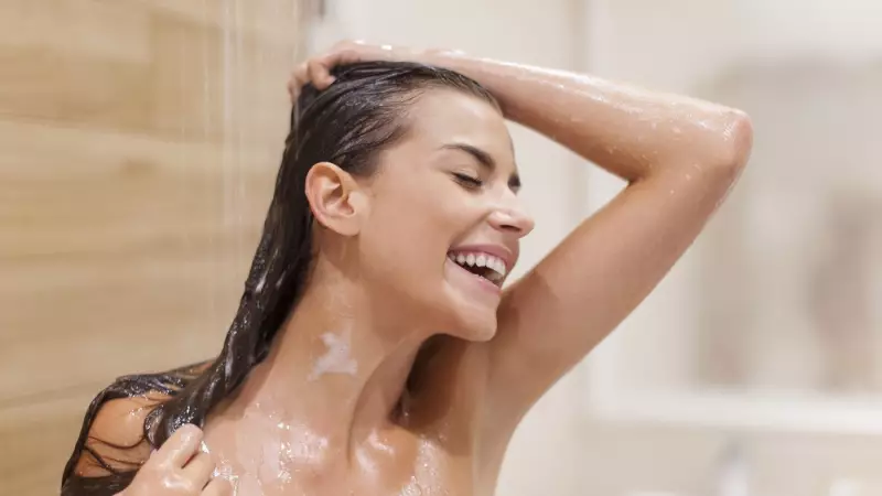 Lavar o cabelo corretamente: como pequenos ajustes na rotina transformam a saúde capilar