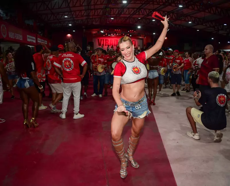 Lore Improta samba grávida em ensaio da Viradouro em Niterói