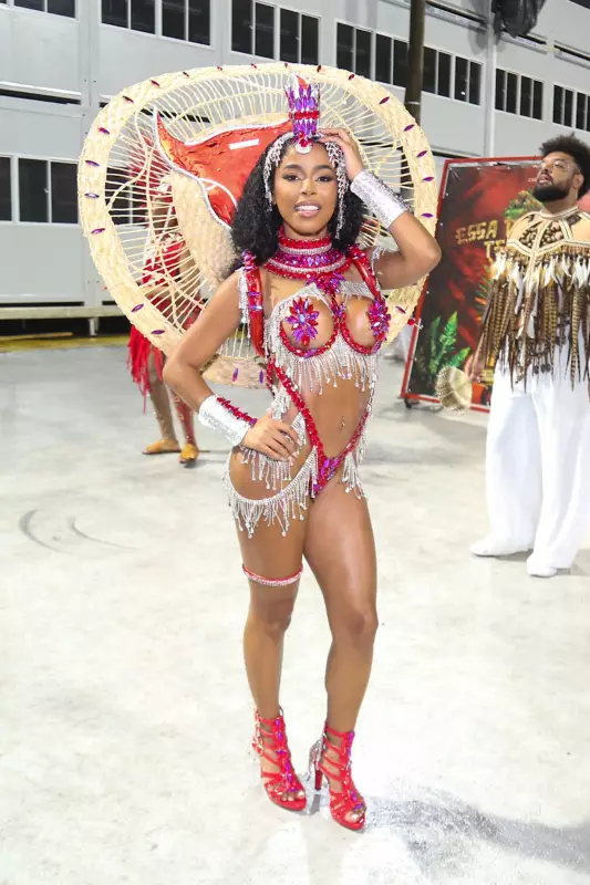 Lorena Maria brilha como musa da Unidos de Padre Miguel no Carnaval 2025