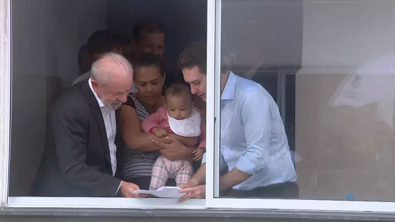 Lula alerta sobre mentiras e entrega moradias no RS em visita política