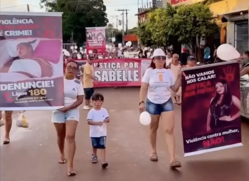 Manifestação no AM pede justiça por jovem de 17 anos agredida e encontrada em terreno
