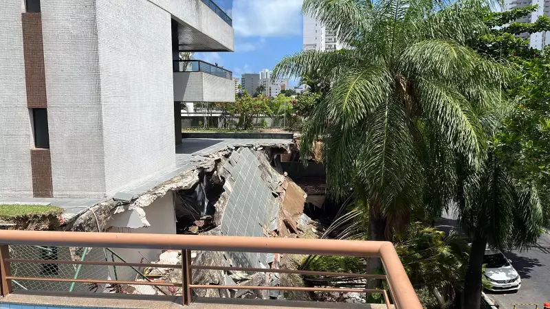 Marquise de prédio desaba no Espinheiro, Recife, sem vítimas; edifício é evacuado
