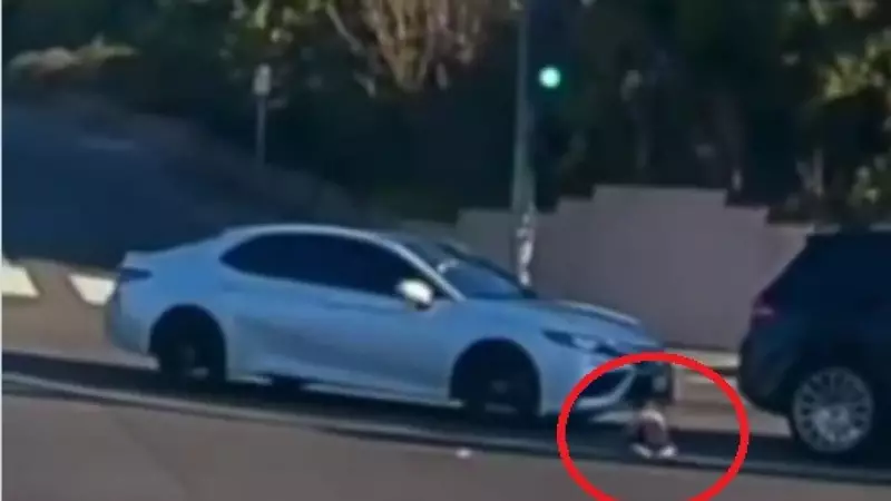 Mãe é presa nos EUA após bebê de 19 meses cair de carro em movimento; vídeo viraliza