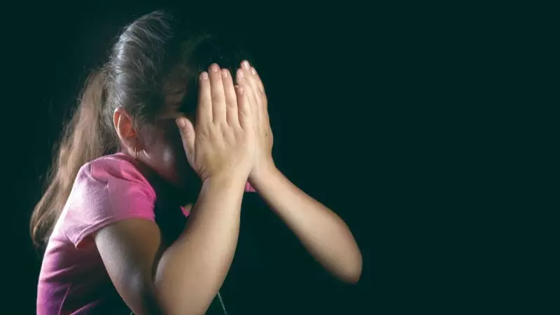 Mãe é presa por espancar filha de 11 anos após mexer no celular em Ceilândia