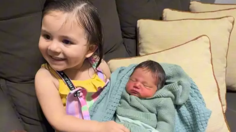 Menina de 2 anos viraliza ao dizer 'mamãe comprou' ao conhecer irmão recém-nascido no ES