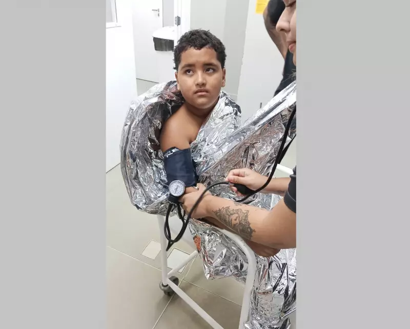 Menino de 10 anos é resgatado após 8 horas à deriva no mar em São Pedro da Aldeia