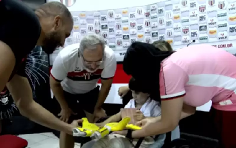 Menino de 4 anos que sobreviveu a queda do 10º andar visita time do coração após alta hospitalar