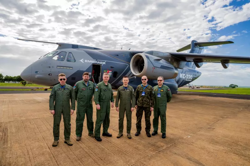 Militares poloneses visitam Embraer em Gavião Peixoto e voam em caça e cargueiro