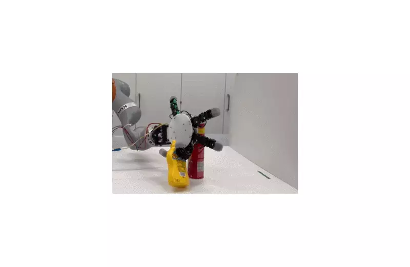 Mão robótica inspirada em Mãozinha da Família Addams caminha sozinha e pega objetos