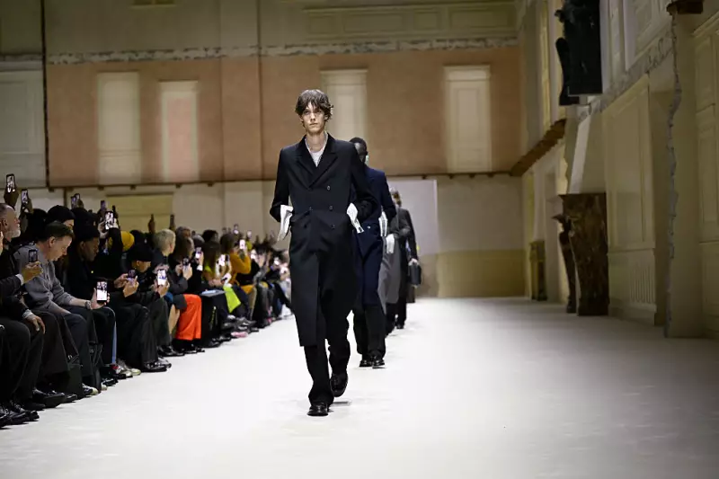 Moda 2026: Após Terremoto, Temporada Internacional Busca Maturidade e Coleções Duradouras