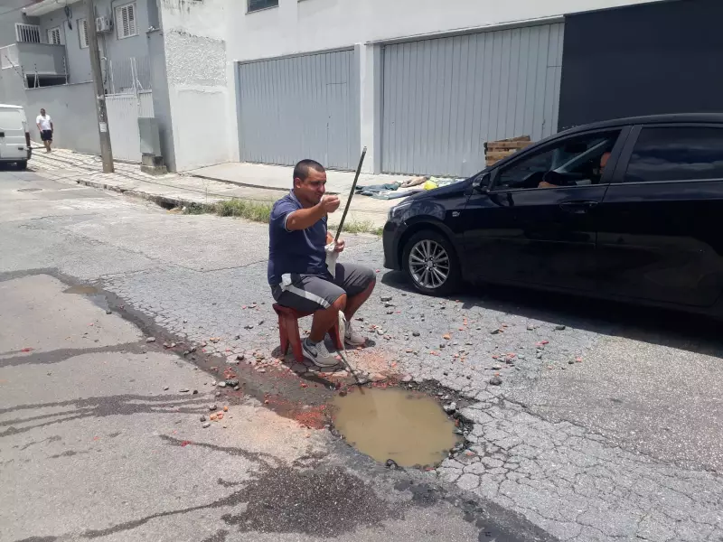Morador de Sorocaba simula pesca em buraco para protestar contra demora da Prefeitura