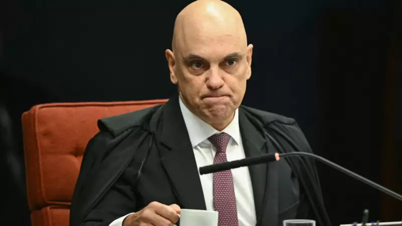 Moraes nega transferência de Bolsonaro após queda na cela; defesa pede exames