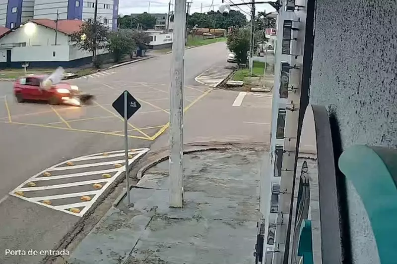 Motociclista é arremessado após colisão em cruzamento de Porto Velho